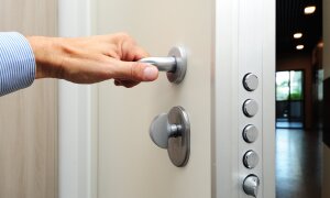 Κλειδώνεις την πόρτα της πολυκατοικίας σου; Μάθε τι ορίζει η νομοθεσία.